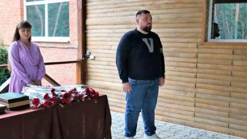 Депутат партии Зеленского появился на публике в свитере с буквой V