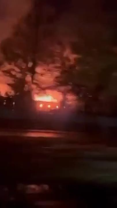 Полыхающие казармы 72 отдельной механизированной бригады ВСУ в городе Белая Церковь Киевской области