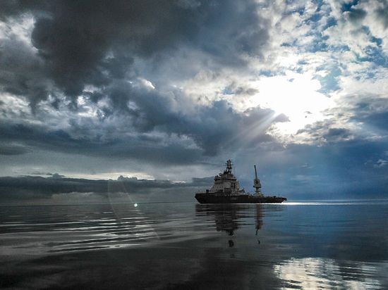 На Чукотке после переворачивания лодки погибли три человека и пропали еще двое