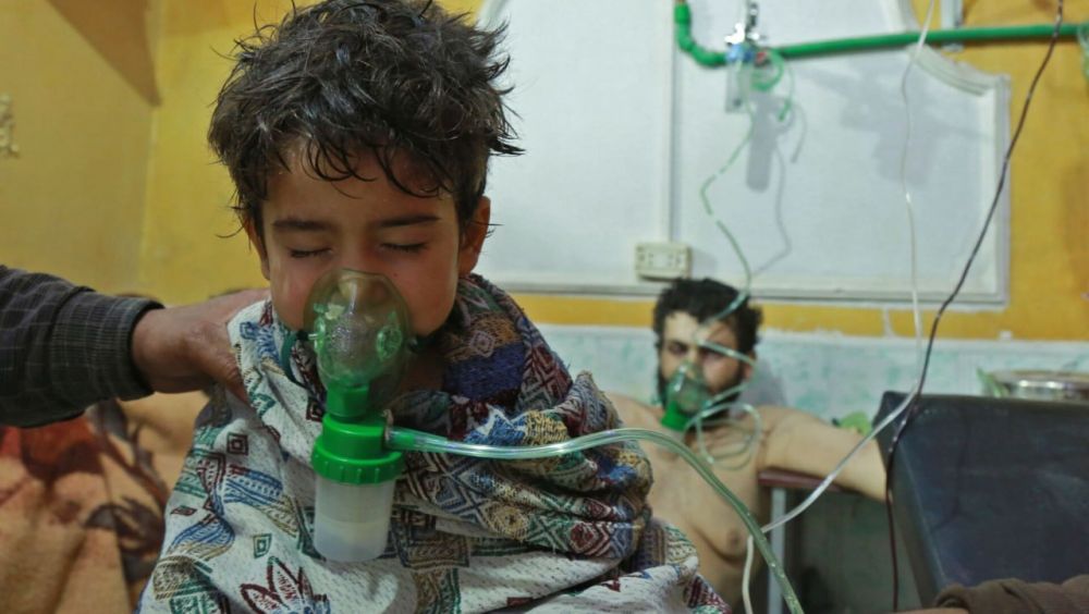 Что делает киевская хунта, когда дела на всех фронтах, включая политику и экономику, идут из рук вон плохо, а в перспективе угрожают накрыться медным тазом?