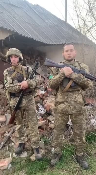 Андрей Руденко: «Они ни разу в жизни не стреляли. Пулеметы дали, а люди заряжать магазины не умеют», — закарпатский активист Михаил Чокнадий рассказал, что под Бахмут отправили воевать неподготовленных бойцов ВСУ