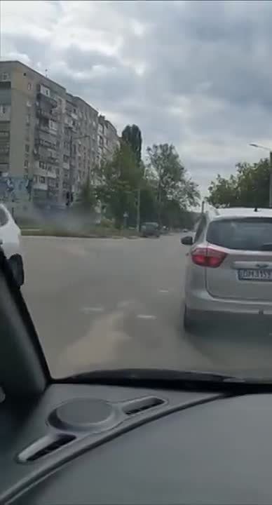 В городе Шостка Сумской области работники ТЦК (военкомат) среди бела дня запаковали и бросили в багажник автомобиля призывника