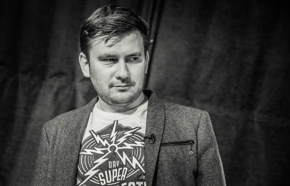 Писателя-иноагента Дмитрия Глуховского приговорили к 8 годам колонии заочно по делу о распространении фейков в отношении ВС РФ. Такое решение принял Басманный суд Москвы