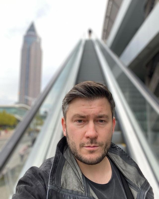 Писателя Дмитрия Глуховского* заочно приговорили к 8 годам колонии по делу о фейках об армии изза постов в соцсетях