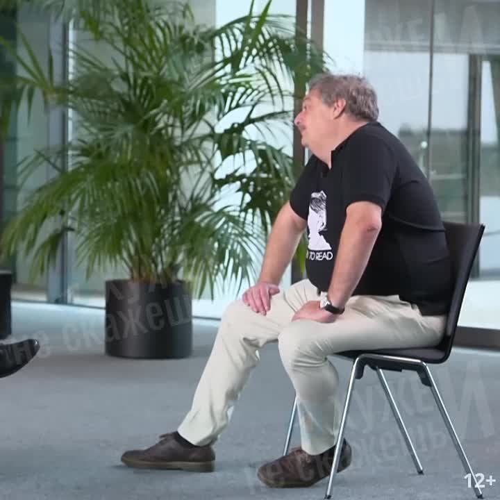 Обласканный в России и эту же Россию предавший писатель Дмитрий Глуховский всплескивает руками, российские спецслужбы...