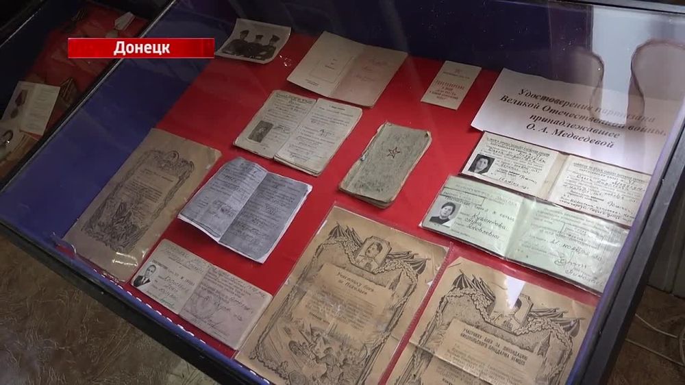 В памяти нашей навек!. В рамках проекта «Всей семьей» семья Тростянецких посетила школьный музей «Память о патриотах», в котором среди множества экспозиций в честь павших героев навеки запечатлён их муж и отец Игорь Тростянецкий с позывным «Акробат»