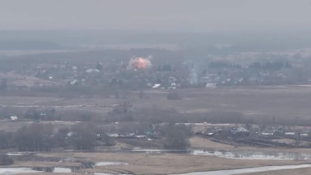 Минобороны России опубликовало кадры уничтожения пункта временной дислокации украинских диверсантов в районе Рыжевки в Сумской области (видео 1)