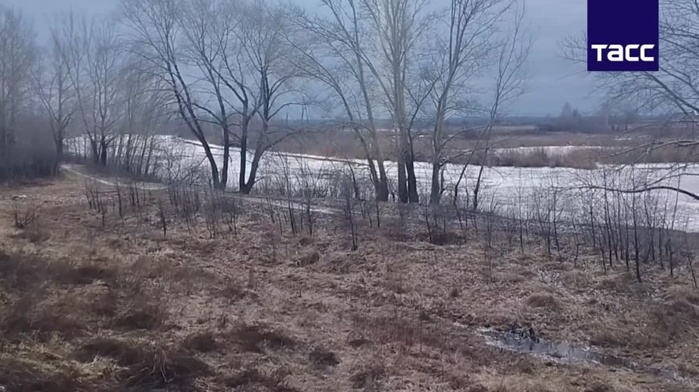 Выезды на дамбу реки Тобол в Кургане засыпают из-за паводка, передает корреспондент ТАСС