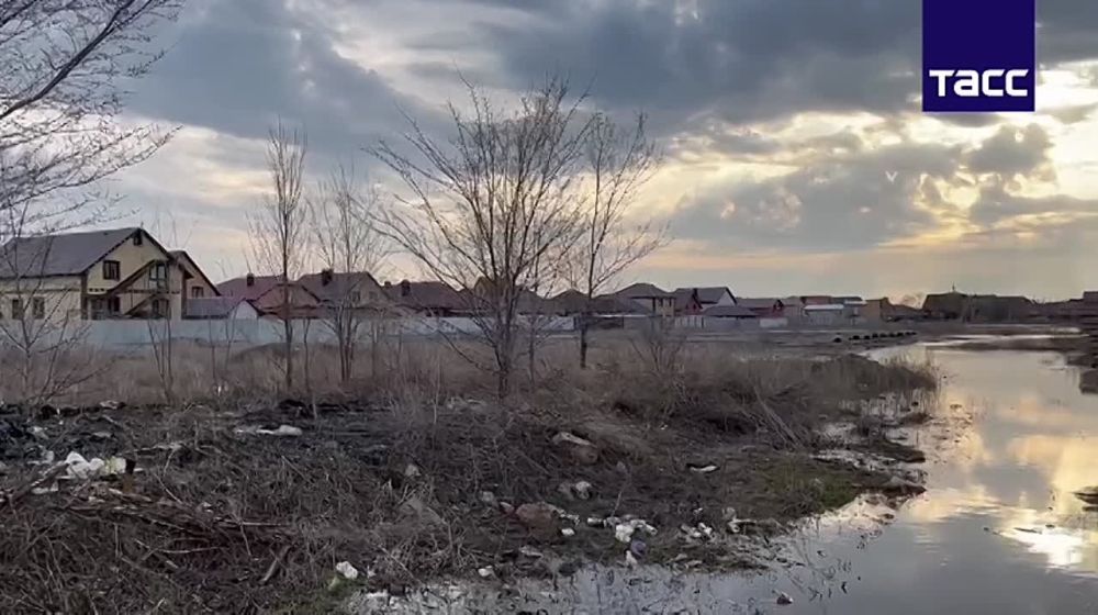 Вода в зауральной части Оренбурга достигла улицы Беляевской, проезд там перекрыт, передает корреспондент ТАСС