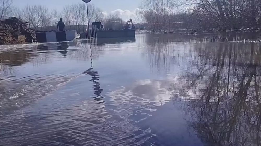 Три моста, несколько участков дорог, в том числе проезд по гидроузлу на шоссе Тюнина, перекрыли из-за паводка в Кургане