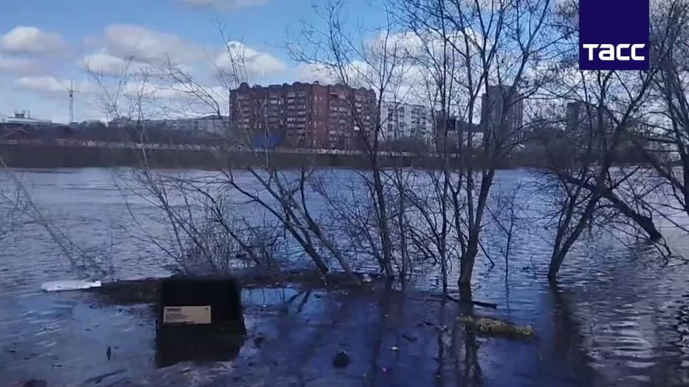 Вода поднялась до уровня первого этажа ряда зданий на правом берегу реки Тобол в Кургане