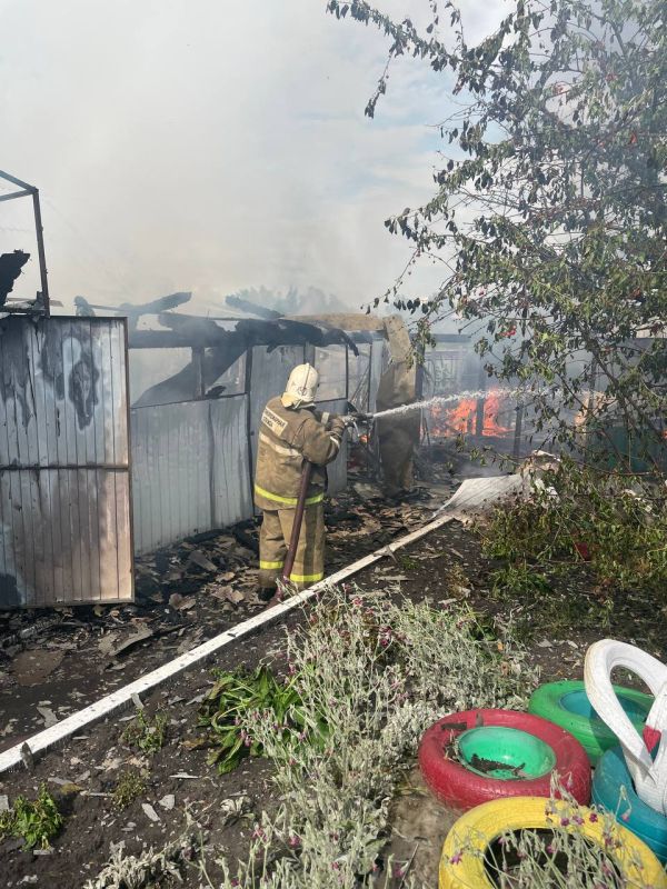 И еще один беспорядочный обстрел мирных домов был совершен укронацистами около часа назад с территории Сумской области