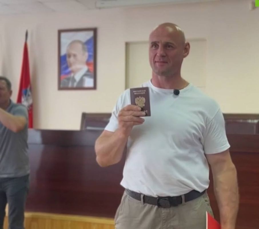 Латвийский кикбоксер с русскими корнями Константин Глухов получил российский паспорт