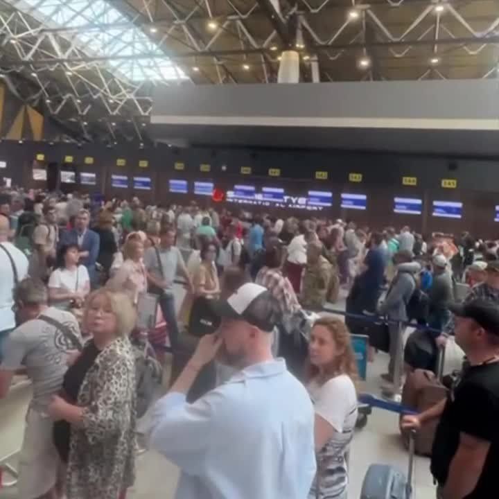 Маск потерял президента США, столпотворение в Шереметьево и очередь из стран-миротворцев