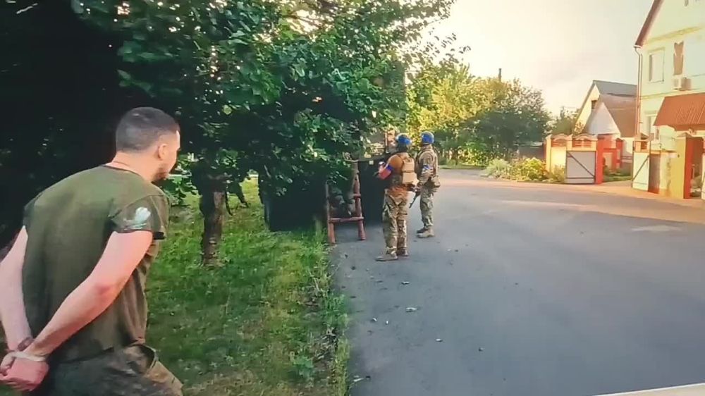 Владимир Рогов: Видео погрузки пленных российских срочников и мирных жителей - гражданских мужчин для вывоза в ЗеРейх на территорию Сумской области