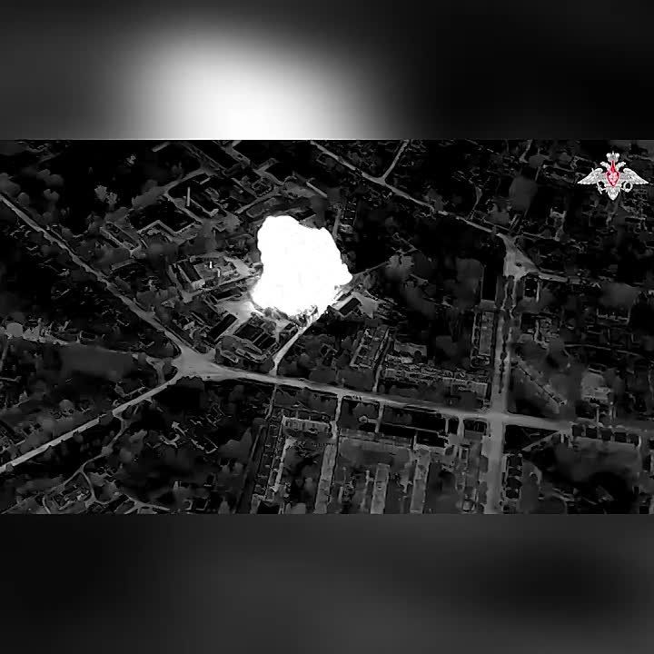 Кадры уничтожения складов и пункта управления ВСУ в районе города Глухова Сумской области российским Су-34