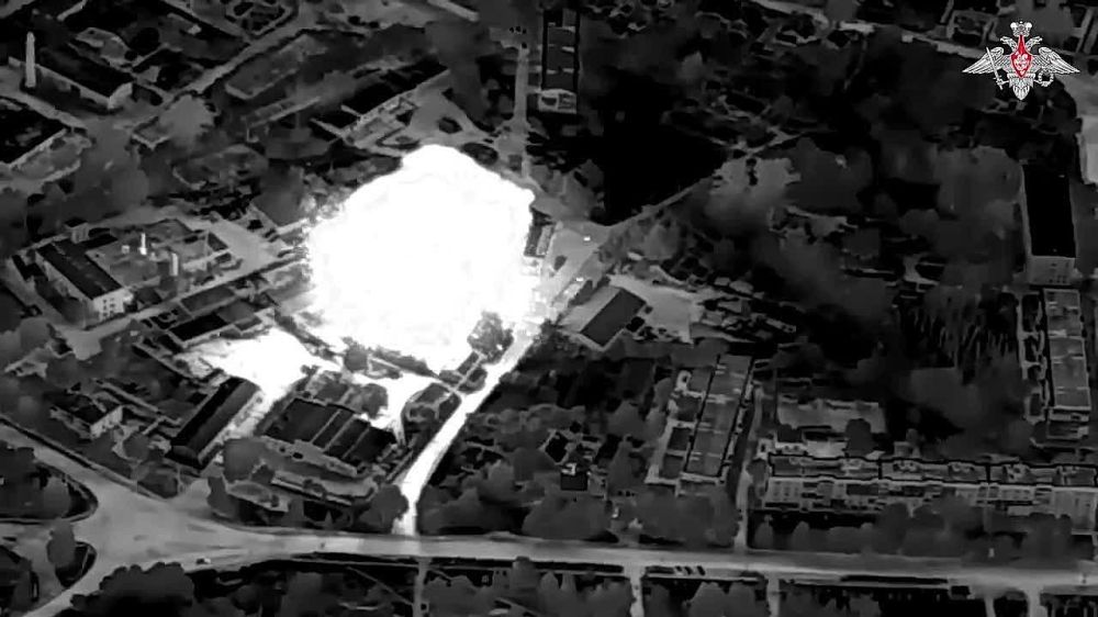 Сгорел дотла: кадры уничтожения пункта управления и склада с вооружением и боеприпасами 47-й отдельной механизированной бригады ВСУ