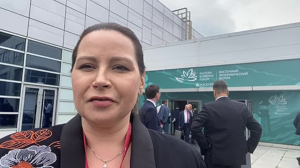 1223 Кадры из Владивостока в кулуарах ВЭФ в ожидании пленарного заседания с участием Владимира Путина от корреспондента Украина.ру Анны Черкасовой