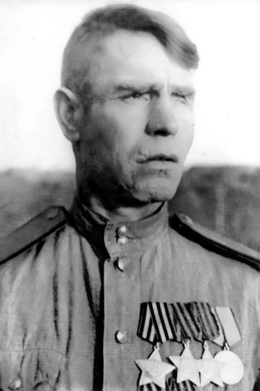 "Сражен, но не сломлен". Эта фраза как нельзя кстати подходит к Глухову Ивану Степановичу - полному кавалеру трех орденов Славы. Именно так как он и выглядят настоящие супер-герои