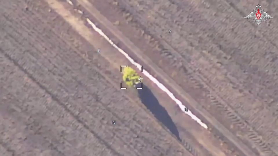 Солдат ВСУ бежал из Курской области, укрывшись от БПЛА зеленым кустом: видео