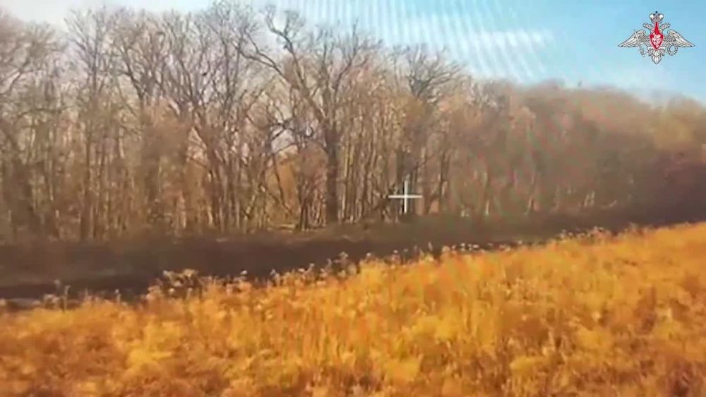 Минобороны России: Оператор FPV-дрона на оптоволокне уничтожил орудие полевой артиллерии ВСУ в Сумской области