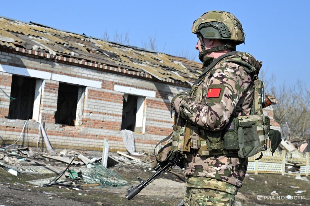 Мальчик в Курской области собрал флаги подразделений, освобождавших регион