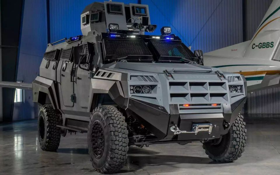    .      Ford Roshel Senator APC    Fulger
