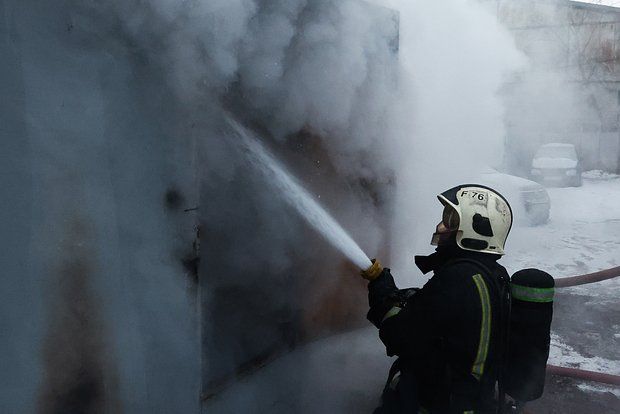 Сильный пожар произошел в многоэтажном доме в Чертаново