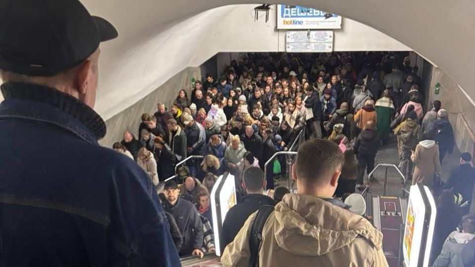 Электричества не хватает: в Киеве остановилось метро