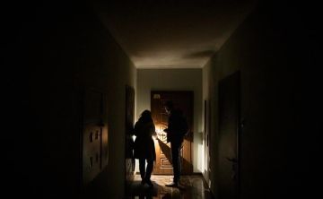 Аварийные отключения света начались в Киеве с утра 16 октября, передает «Страна»