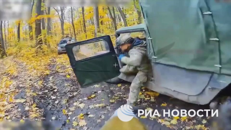 Российские боевые беспилотники уничтожили бронированный HMMWV Hummer ВСУ в лесном массиве близ населенного пункта Иволжанское на сумском направлении, сообщило Минобороны России, показав кадры боевой работы центра "Рубикон"