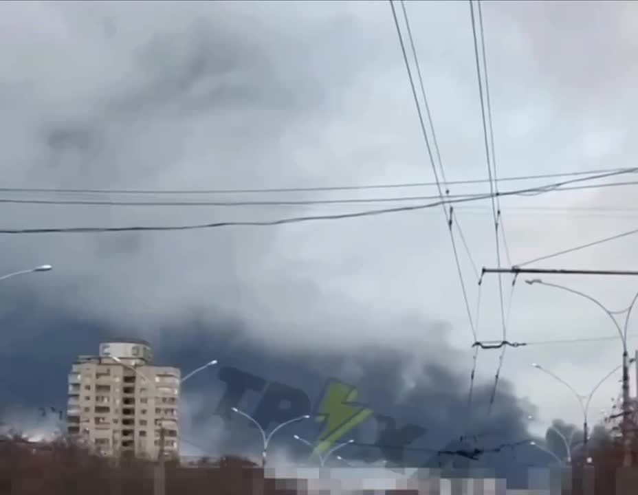 После прилета по промышленному объекту Сумы затянуло дымом