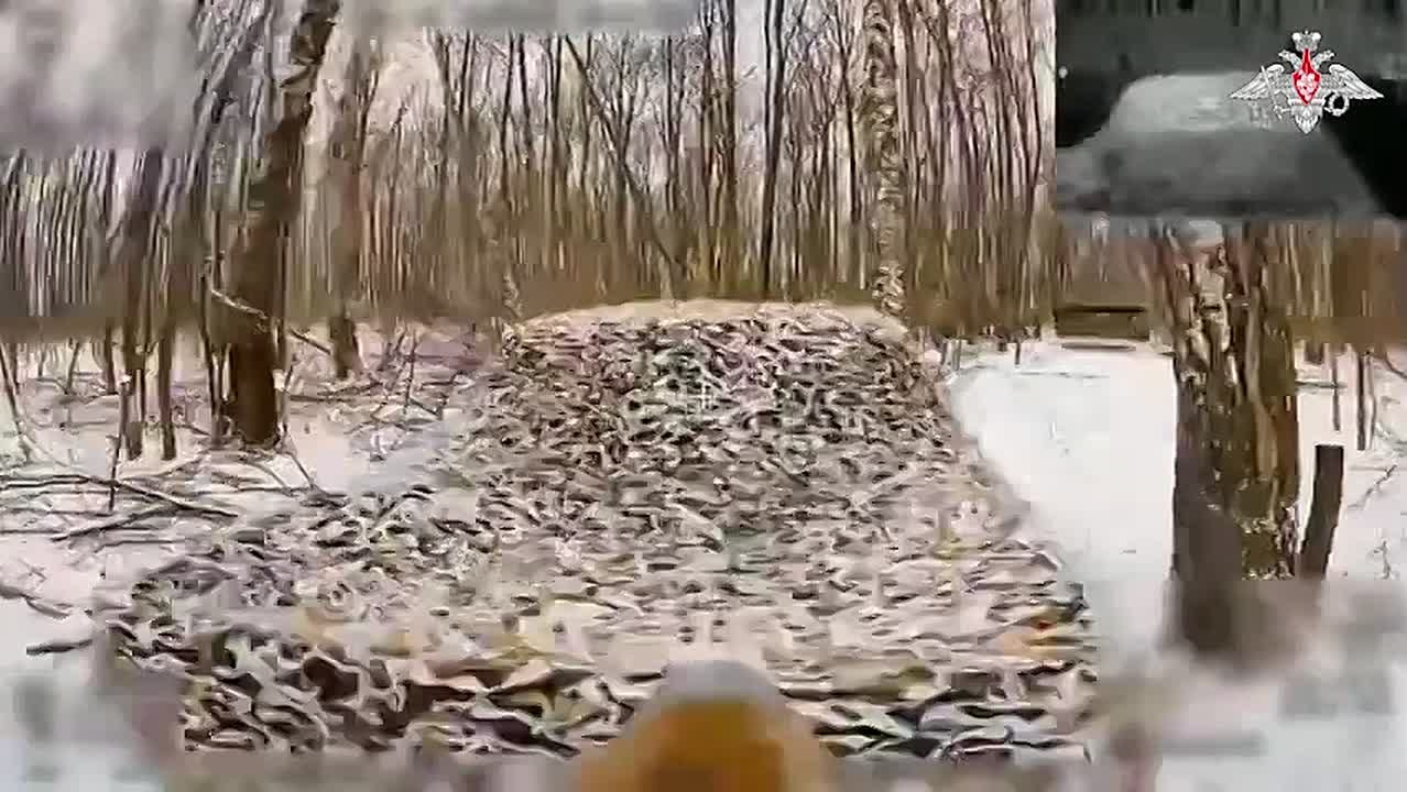 Минобороны России: Расчеты FPV-дронов Центра «Рубикон» поразили автомобильную технику, элементы систем связи, ангары, огневые позиции, укрытия и пункты временной дислокации подразделений ВСУ на Сумском направлении