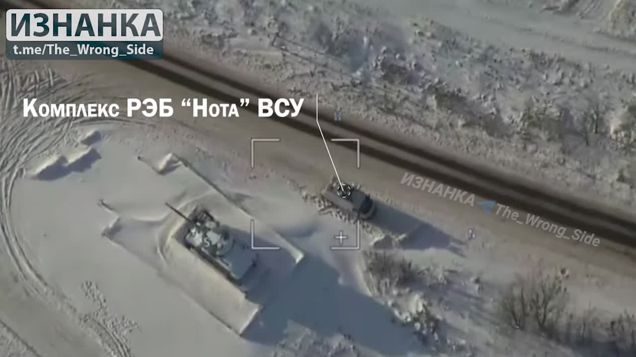 Кадры уничтожения бусика с украинским комплексом РЭБ «Нота» при помощи барражирующего боеприпаса «Ланцет» возле памятника 150-й отдельной танковой бригады в районе города Путивль Сумской области