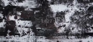 Операторы FPV 1427 полка группировки "Север" нанесли массированный удар по пункту управления расчёта БпЛА противника в Сумской области, уничтожив здание со складом матсредств и боекомплектом