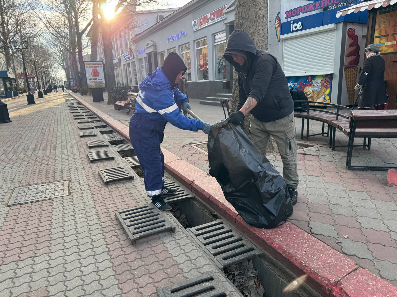 В Керчи даже в мороз чистят ливнёвки
