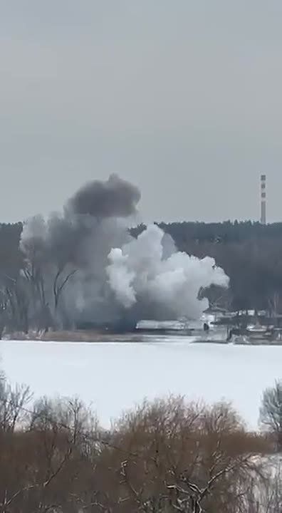 Владислав Шурыгин: Эпичные кадры удара БПЛА-камикадзе "Герань" по объекту противника в г. Шостка Сумской области