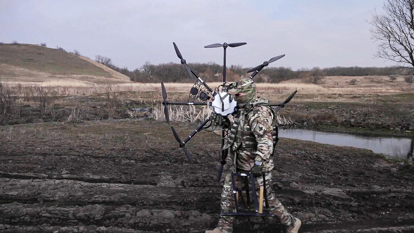 Бойцы ВС России спасли гражданских после удара дрона ВСУ, рассказал военный