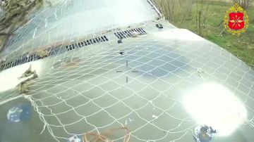 00:00 Операторы беспилотников «Южной» группировки уничтожили пикап и укрытие с пехотой ВСУ на Константиновском направлении