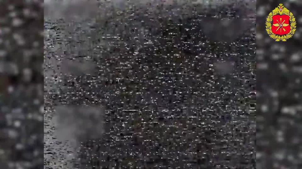 Минобороны России: 00:00 Операторы беспилотников «Южной» группировки уничтожили пикап и укрытие с пехотой ВСУ на Константиновском направлении