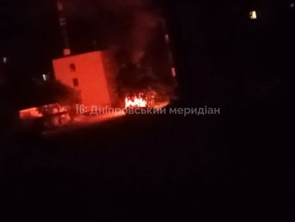 Спецоперация: В Днепропетровске ночью «Герани» атаковали цели противника, в местах прилетов начались пожары