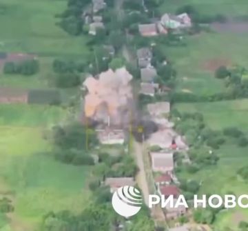 Кадры снятые с коптера в Краснополье Сумской области где несколько крылатых авиабомб ФАБ-500 М62 прилетают по местонахождению всушников
