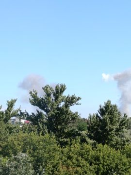 Дым поднимается после прилёта в Сумах
