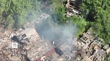Российские военные с помощью ракеты Х-39 ЛМУР поразили пункт управления БПЛА, а с помощью авиабомб ФАБ-500 — опорный пункт ВСУ в Сумской области