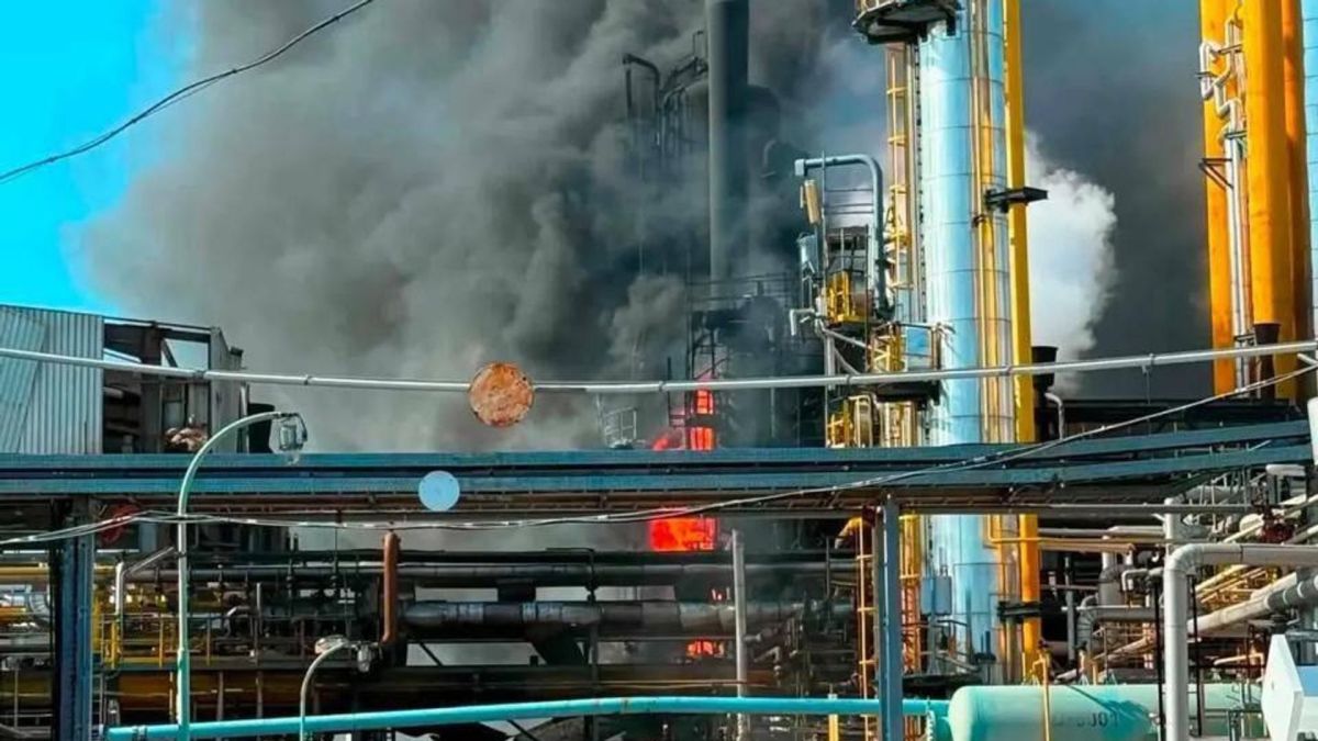 На Тюменском НПЗ начался пожар после падения украинского беспилотника. Новости СВО