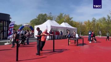 Спортивный центр для занятий бегом, созданный благодаря Всероссийской федерации легкой атлетики и некоммерческой организации "Евразия", начал работу в парке "Березка" в Оренбурге, передает корреспондент ТАСС